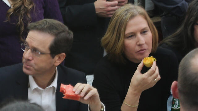 Herzog and Livni eat lunch at Carmel Market. (Photo: Motti Kimchi) (צילום: מוטי קמחי) Herzog and Livni eat lunch at Carmel Market. (Photo: Motti Kimchi)