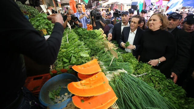 Herzog and Livni in Tel Aviv 's bustling Carmel Market. (Photo: Motti Kimchi) (צילום: מוטי קמחי) Herzog and Livni in Tel Aviv 's bustling Carmel Market. (Photo: Motti Kimchi)