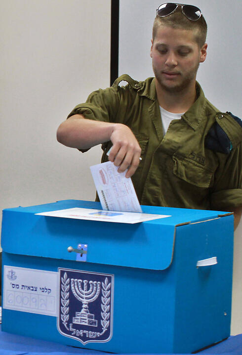 IDF soldier votes at base. (Photo: AFP) (צילום: AFP) IDF soldier votes at base. (Photo: AFP)
