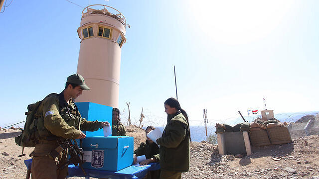 IDF soldiers vote in southern Israel. (Photo: IDF Spokesman's Unit)
