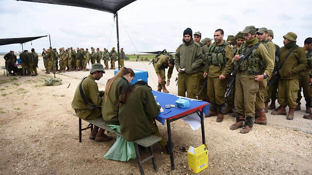 IDF soldiers wait in line to vote. (Photo: IDF Spokesman's Unit) (צילום: חטיבת דובר צה"ל) IDF soldiers wait in line to vote. (Photo: IDF Spokesman's Unit)