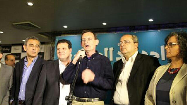 Когда-то в партии ХАДАШ было двое евреев - Дов Ханин (в центре) и Тамар Гужански