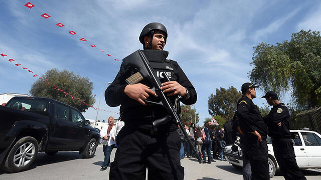 Tunisian police near site of attack (Photo: AFP) (צילום: AFP) Tunisian police near site of attack (Photo: AFP)