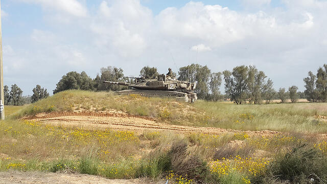 IDF tanks along Gaza border (Photo: Roei Idan)
