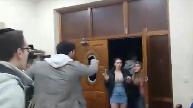 Worshipers try to keep attackers out of Ahavas Torah synagogue