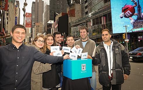 Event participants at Times Square. Voting for aliyah (Photo: Shahar Azran, Nefesh B'Nefesh)