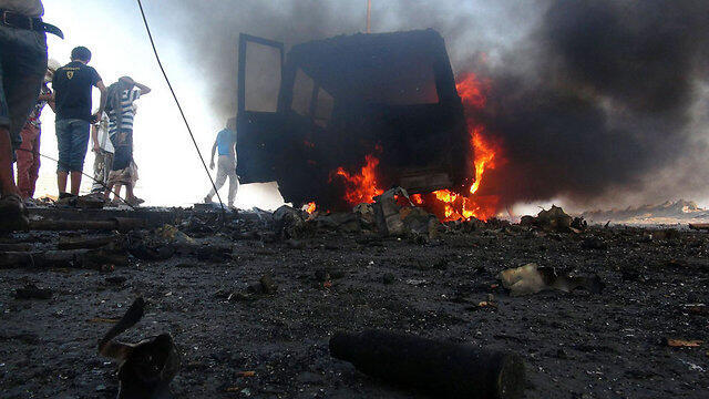 Fire near Aden (Photo: Reuters) (צילום: רויטרס) Fire near Aden (Photo: Reuters)