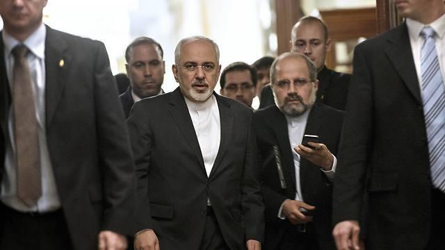 Iranian Foreign Minister Zarif in Lausanne (Photo: AP) (צילום: AP) Iranian Foreign Minister Zarif in Lausanne (Photo: AP)