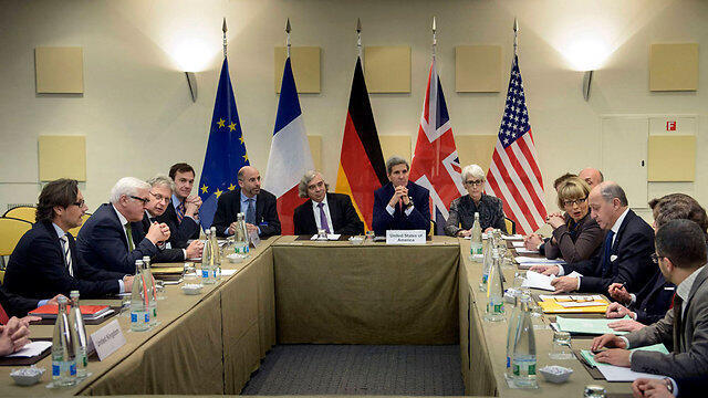 Negotiations in Lausanne (Photo: Reuters) (צילום: רויטרס) Negotiations in Lausanne (Photo: Reuters)