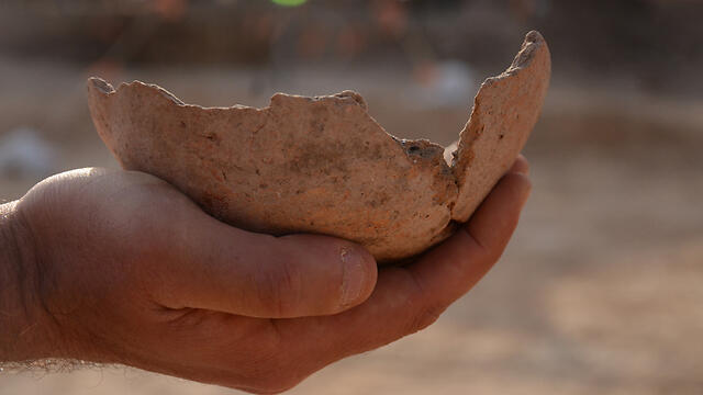Shard of pottery found at site (Photo: IAA) (צילום: יולי שוורץ, באדיבות רשות העתיקות) Shard of pottery found at site (Photo: IAA)
