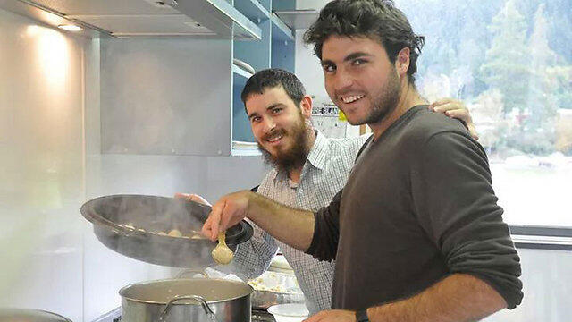Seder preparations in Queenstown, New Zealand (צילום: פייסבוק חב"ד קווינסטאון) Seder preparations in Queenstown, New Zealand