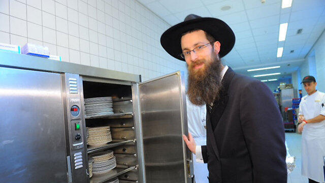 Rabbi prepares for Chabad Seder in Berlin (צילום: חב"ד ברלין) Rabbi prepares for Chabad Seder in Berlin