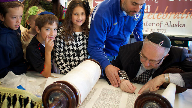 Seder preparations in Anchorage, Alaska. Darkness will only fall towards 10 PM (צילום: חב"ד אלסקה) Seder preparations in Anchorage, Alaska. Darkness will only fall towards 10 PM
