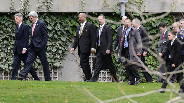 John Kerry and his entourage at the talks (Photo: AP) (צילום: AP) John Kerry and his entourage at the talks (Photo: AP)