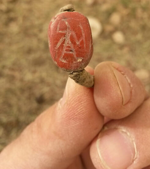 A ring that was discovered in the excavation which is inlaid with a seal depicting an Egyptian warrior holding a shield and sword (Photo: IAA) (צילום: היחידה למניעת שוד ברשות עתיקות) A ring that was discovered in the excavation which is inlaid with a seal depicting an Egyptian warrior holding a shield and sword (Photo: IAA)