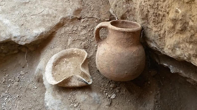 An oil lamp and a ceramic jar that date to the Iron Age, which were discovered in the cave (Photo: IAA) (צילום: היחידה למניעת שוד ברשות עתיקות) An oil lamp and a ceramic jar that date to the Iron Age, which were discovered in the cave (Photo: IAA)