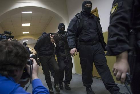 Заур Дадаев в коридорах суда. Архивное фото, АР (צילום: AP) Заур Дадаев в коридорах суда. Архивное фото, АР