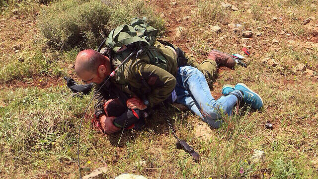 Paratroopers commander tackling terrorist (Photo: IDF Spokesperson's Unit)