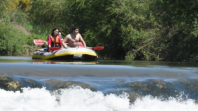 Kayaking on the River Jordan (Photo: Avihu Shapira) (צילום: אביהו שפירא) Kayaking on the River Jordan (Photo: Avihu Shapira)