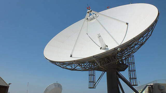 Satellite farm in the western Negev (Photo: IDF Spokesman Unit) (צילום: דובר צה"ל) Satellite farm in the western Negev (Photo: IDF Spokesman Unit)