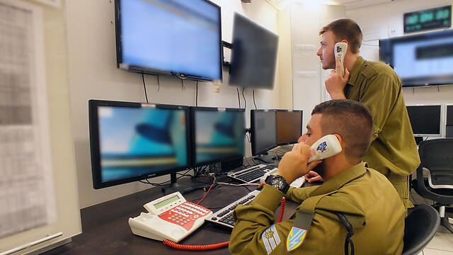Operations room at a satellite facility (Photo: IDF Spokesman Unit) (צילום: דובר צה"ל) Operations room at a satellite facility (Photo: IDF Spokesman Unit)