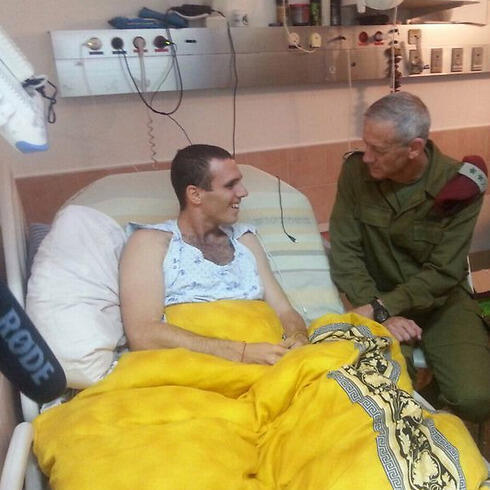 Former IDF Chief of Staff Benny Gantz visits Shir in hospital. (Photo: IDF Spokesman's Unit)