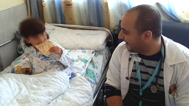 The boy munching on his new favorite food (Photo: Ziv Medical Center) (באדיבות מרכז רפואי זיו) The boy munching on his new favorite food (Photo: Ziv Medical Center)