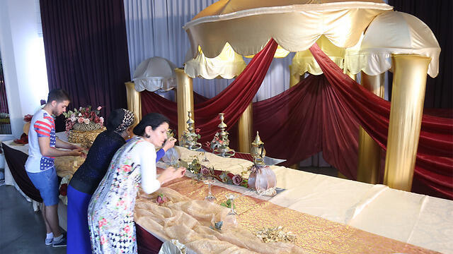 Setting up for the Mimouna in Bat Yam (Photo: Motti Kimchi) (צילום: מוטי קמחי) Setting up for the Mimouna in Bat Yam (Photo: Motti Kimchi)