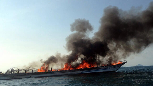 Fire on ferry in Thailand (Photo: AFP) (צילום: AFP) Fire on ferry in Thailand (Photo: AFP)