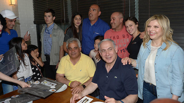 Netanyahu and wife Sara visit southern Israel during Passover holiday. (Photo: Amos Ben Gershom / GPO) (צילום: עמוס בן גרשום, לע"מ) Netanyahu and wife Sara visit southern Israel during Passover holiday. (Photo: Amos Ben Gershom / GPO)