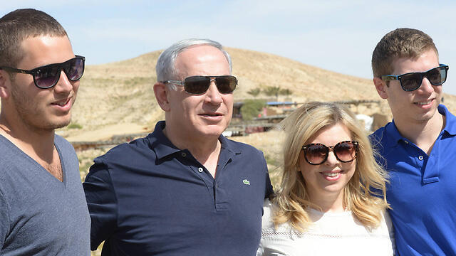 Netanyahu and family on trip to southern Israel. (Photo: Amos Ben Gershom / GPO) (צילום: עמוס בן גרשום, לע"מ) Netanyahu and family on trip to southern Israel. (Photo: Amos Ben Gershom / GPO)