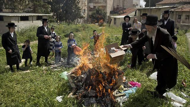 Ultra-Orthodox Jewish men burn leavened bread at Mea Shearim neighborhood in Jerusalem (Photo: EPA) (EPA) Ultra-Orthodox Jewish men burn leavened bread at Mea Shearim neighborhood in Jerusalem (Photo: EPA)