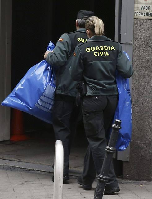 Evidence against suspects being brought to court (Photo: EPA) (צילום: EPA) Evidence against suspects being brought to court (Photo: EPA)