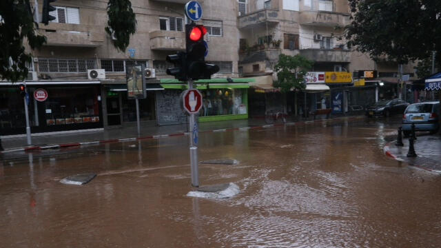 Flooded road in central Tel Aviv on Saturday (Photo: Motti Kimchi)