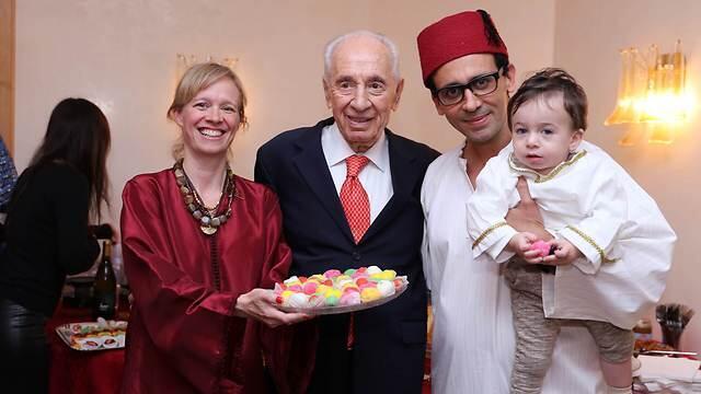 Former President Peres with Malka family in Tel Aviv (Photo: Elad Malka) (צילום: אלעד מלכה) Former President Peres with Malka family in Tel Aviv (Photo: Elad Malka)
