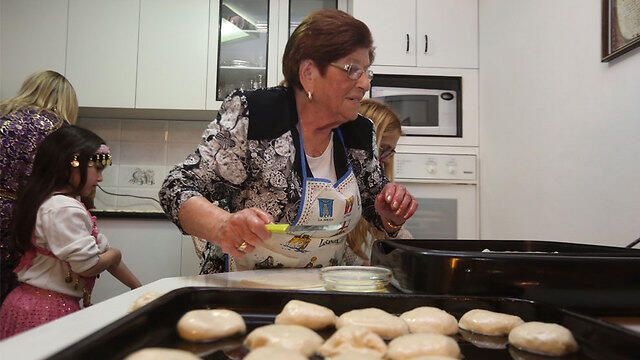 Preparing sweets in Beit Shemesh (Photo: Gil Yohanan) (צילום: גיל יוחנן) Preparing sweets in Beit Shemesh (Photo: Gil Yohanan)