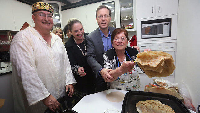 Herzog in Beit Shemesh (Photo: Gil Yohanan) (צילום: גיל יוחנן) Herzog in Beit Shemesh (Photo: Gil Yohanan)