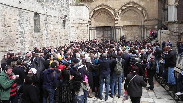 Christian pilgrims outside the Church of the Holy Sepulcher on Holy Saturday (Photo: Ziv Reinstein) (צילום: זיו ריינשטיין) Christian pilgrims outside the Church of the Holy Sepulcher on Holy Saturday (Photo: Ziv Reinstein)