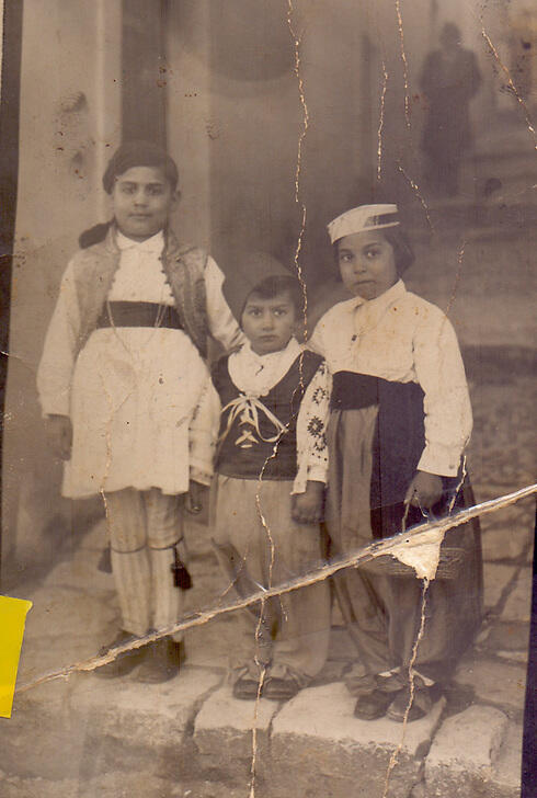 Shoshana and her brothersnullnull Shoshana and her brothers