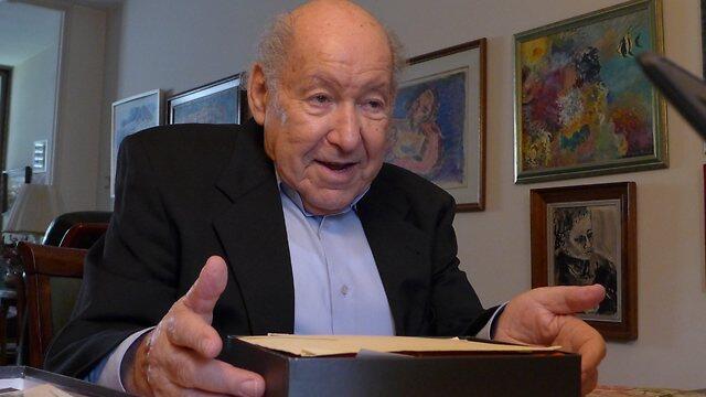 Shlomo Perel in his home (Photo: Shaul Golan)