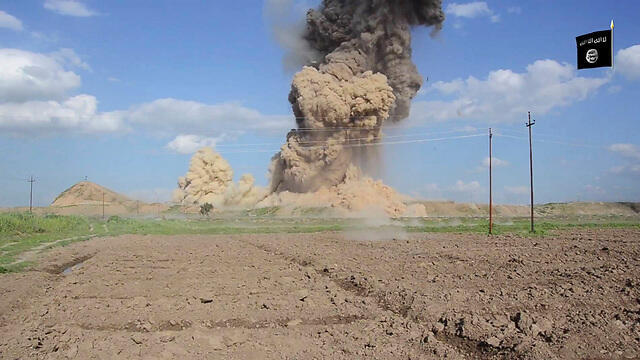 Massive explosion destroying part of the site (Photo: AP) (צילום: AP) Massive explosion destroying part of the site (Photo: AP)
