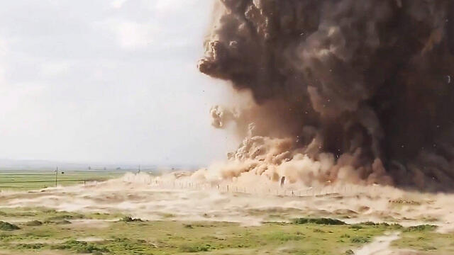 Explosion destroys area of the site (Photo: EPA) (צילום: EPA) Explosion destroys area of the site (Photo: EPA)