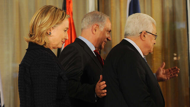 Then-Secretary of State Hillary Clinton walking behind Benjamin Netanyahu and Mahmoud Abbas in the White House (Photo: Avi Ohayon/GPO) (צילום: אבי אוחיון, לע"מ) Then-Secretary of State Hillary Clinton walking behind Benjamin Netanyahu and Mahmoud Abbas in the White House (Photo: Avi Ohayon/GPO)