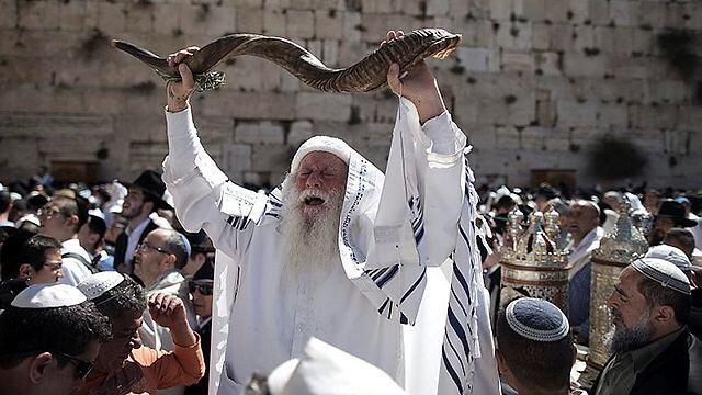 Arms raised in prayer (Photo: EPA)