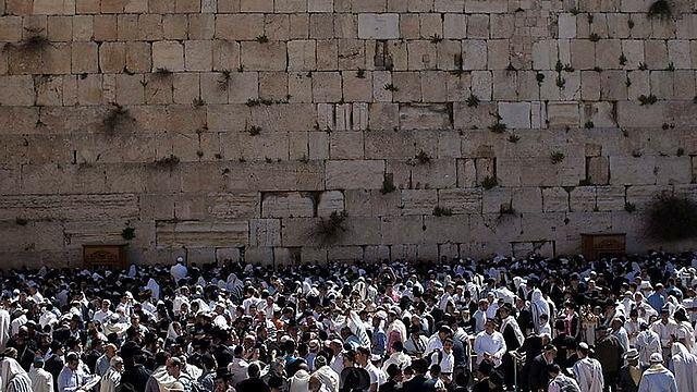The crowded Western Wall (Photo: EPA)