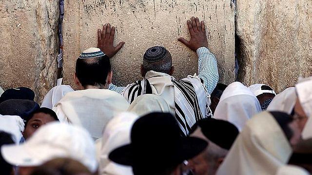 Touching the wall (Photo: AFP)