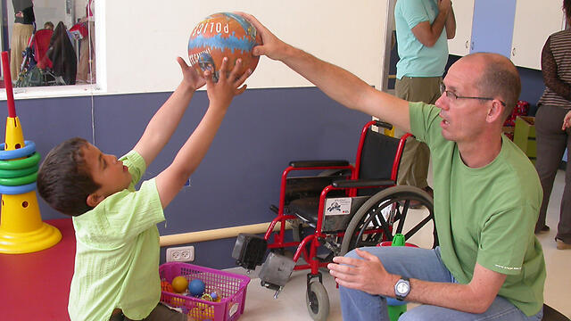 Coss Weber works with a patient (Photo: Hagai Shmueli) (צילום: חגי שמואלי) Coss Weber works with a patient (Photo: Hagai Shmueli)