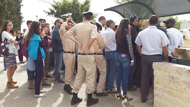Hundreds at Benjamin Schlesinger's funeral (Photo: Ashdod Net)
