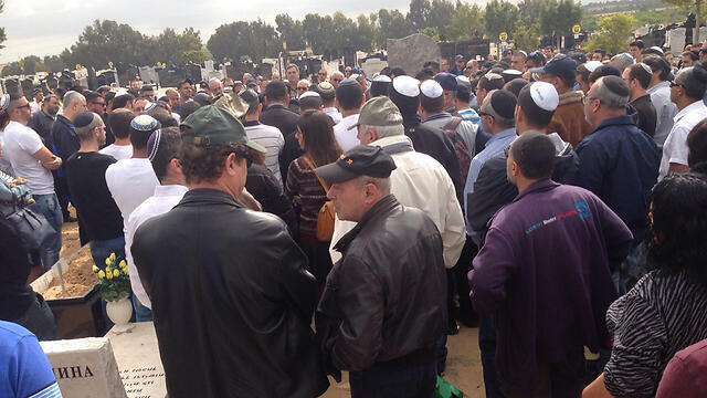 Hundreds at Benjamin Schlesinger's funeral (Photo: Ashdod Net)