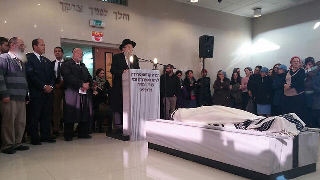 Rabbi Uri Sharki at funeral (Photo: Barel Efraim)